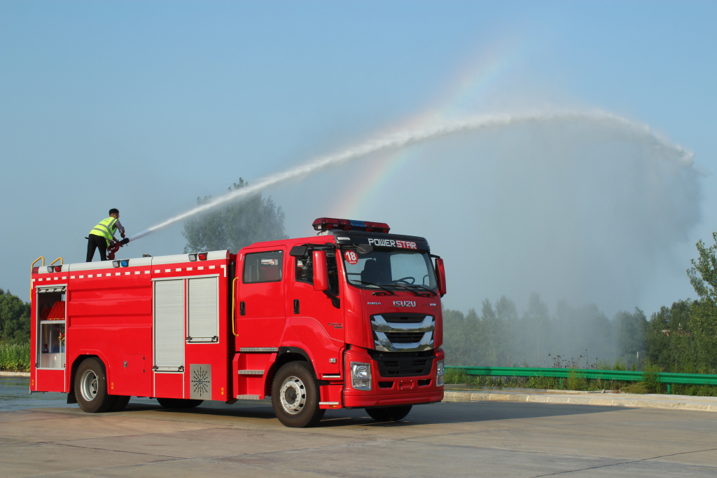 Camions de pompiers en mousse à eau Isuzu giga