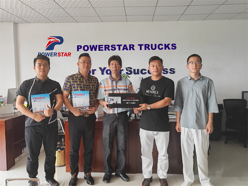 Un client a visité POWERSTAR pour acheter des camions-grues ISUZU