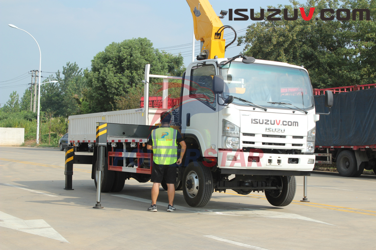 Tadjikistan Isuzu NPR ELF 4x4 hors route cargo grue montée sur camion