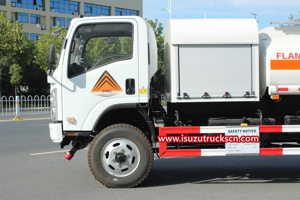 Isuzu 4x4 hors route camion-citerne de livraison d'essence diesel