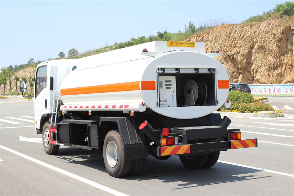 Camion-citerne mobile de ravitaillement en huile Isuzu avec chargement par le haut