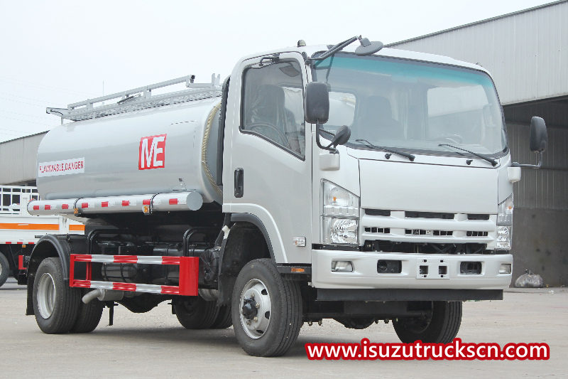 Le Japon ISUZU NPR ELF 700P 4*4 Camion de réservoir de carburant de pétrolier diesel