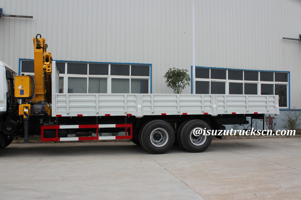 10TON ISUZU TRUCK WITH CRANE For lifting and transporting glass