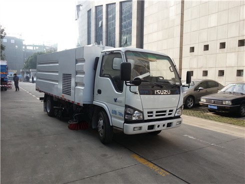 4x2 iSUZU vacuum sweeper truck , small advanced mobile suction vehicles