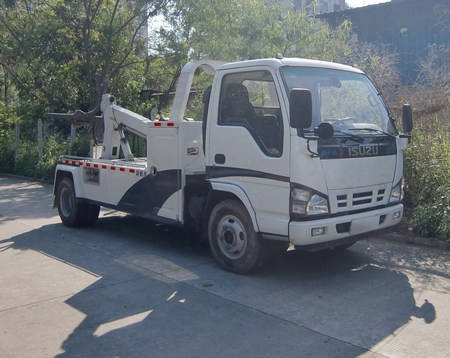 Isuzu mini utility truck wrecker towing vehicle