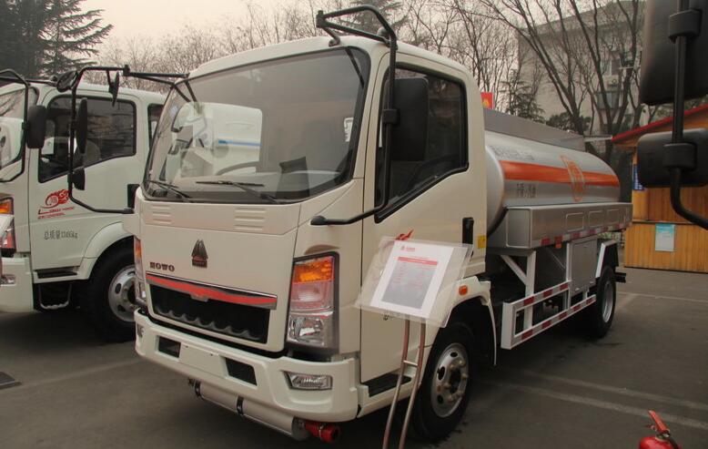 Africa Sinotruk HOWO Fuel Tank Trailer Truck for Oil Delivery