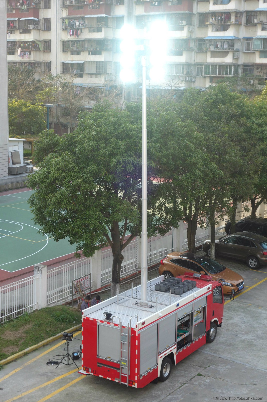 Camion de pompiers de véhicule de pompiers de tour d'éclairage de projecteur d'ISUZU à vendre