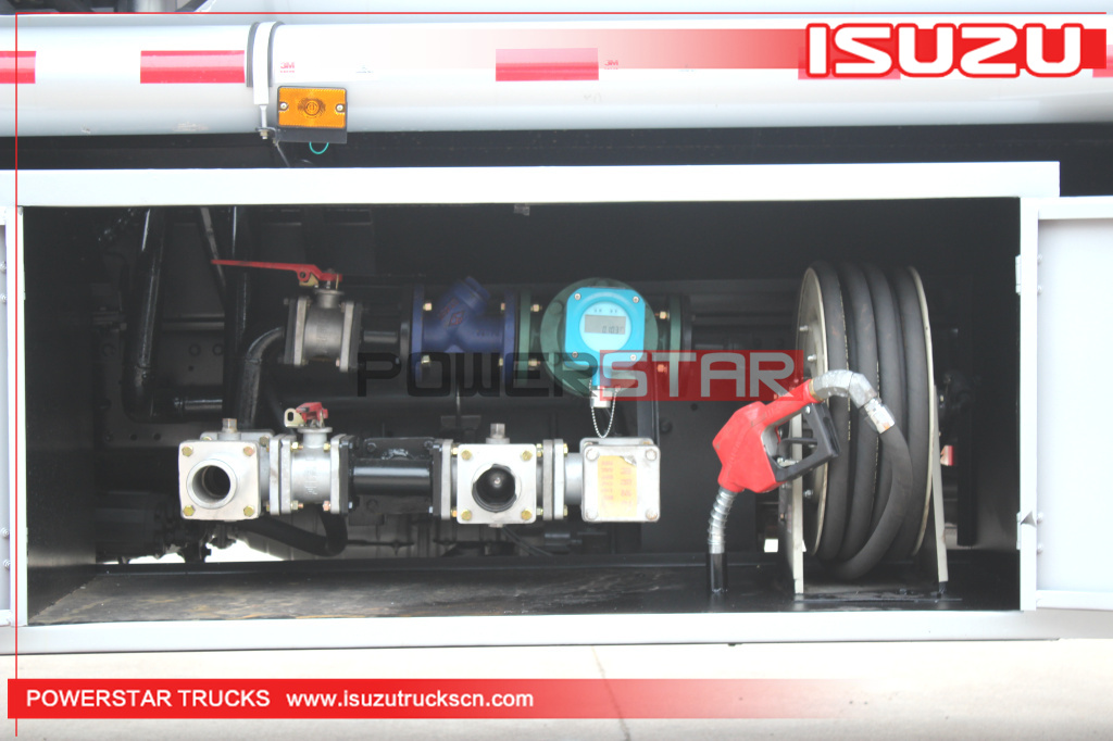 Philippines ISUZU ELF 700P 4WD 4*4 Camion-citerne de mazout à essence avec distributeur