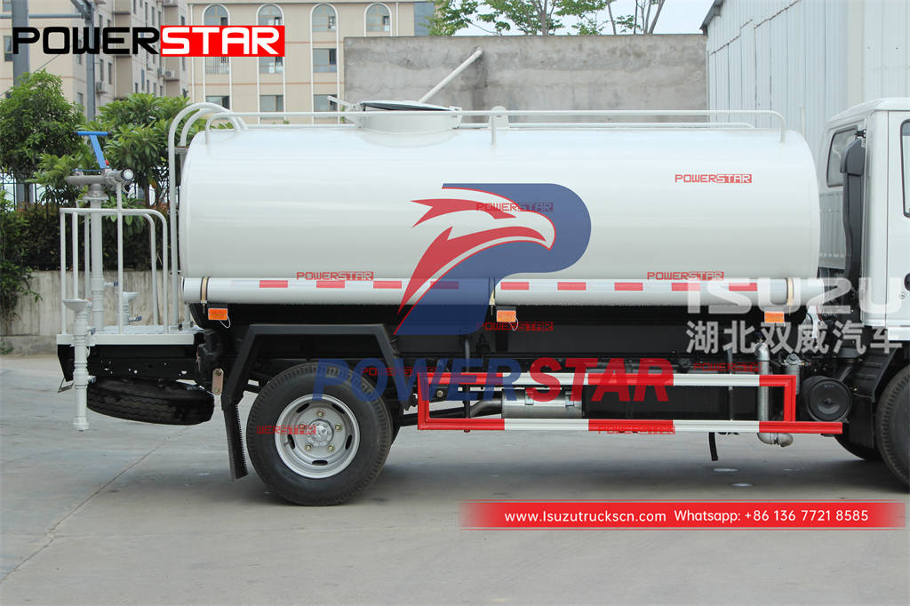 Tout nouveau camion de pulvérisation d'eau ISUZU 100P 4 × 4 98HP en vente