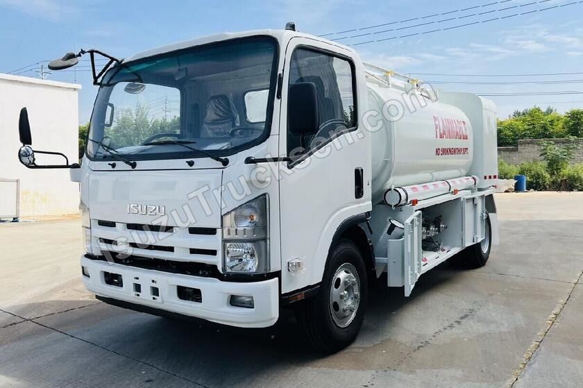 Japon ISUZU NPR/700P Mobile Refueler Fuel Truck avec deux distributeurs