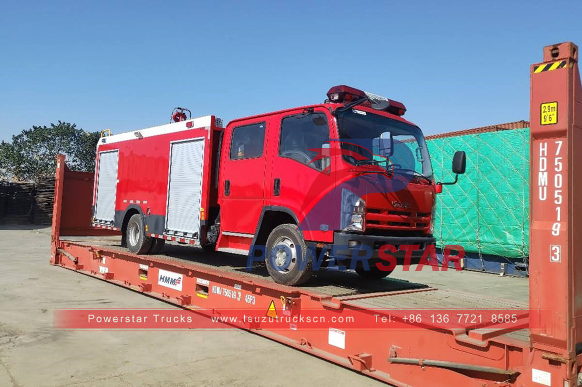 Chargement à bord d'un camion de lutte contre l'incendie ISUZU