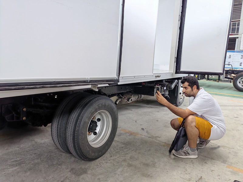 Le client vérifie les détails des camions frigorifiques ISUZU