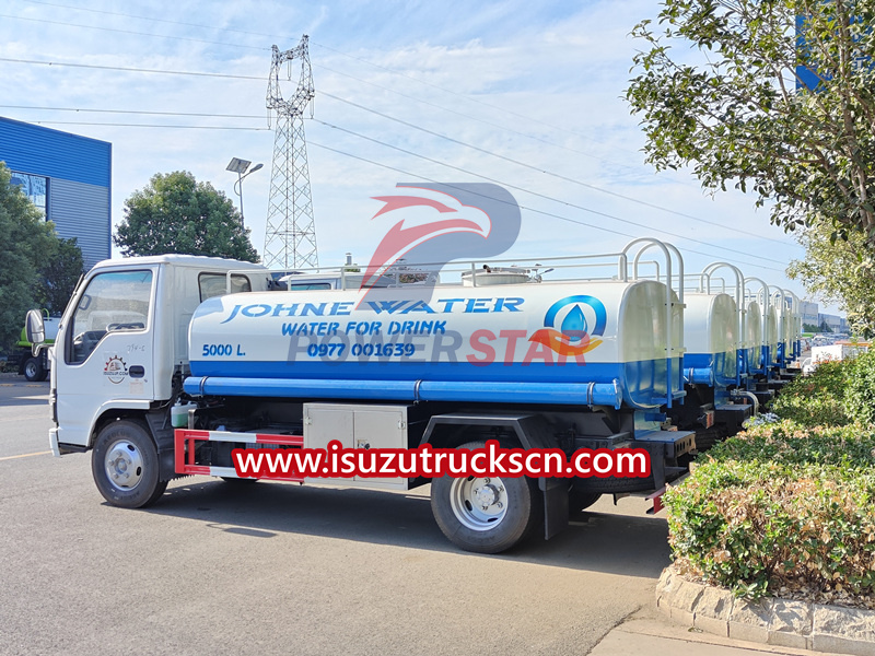 Camion de distribution d'eau ISUZU