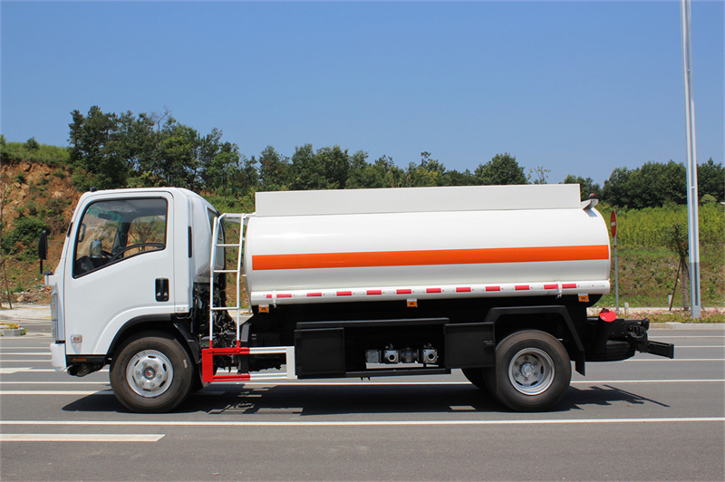 Camion-citerne de pétrole Isuzu 3000 gallons