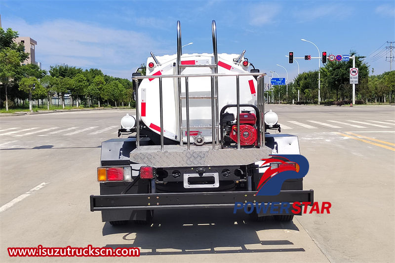 Vue arrière du camion-citerne à eau potable Isuzu 700P