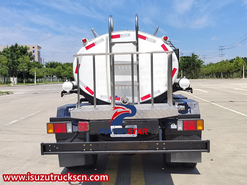 Camion d'arrosage Isuzu