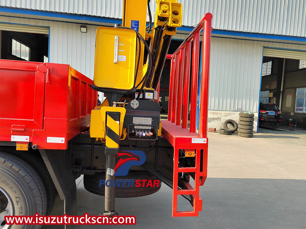 Grue montée sur camion à flèche articulée Isuzu