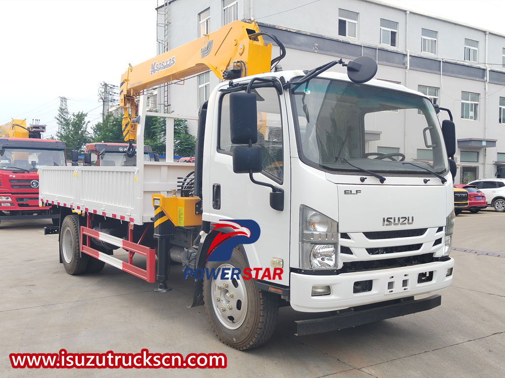 Isuzu telescopic crane truck