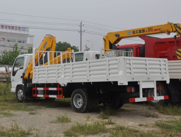 Made in China Isuzu 3.2 Ton Mini Telescopic Boom Truck Mounted Crane
