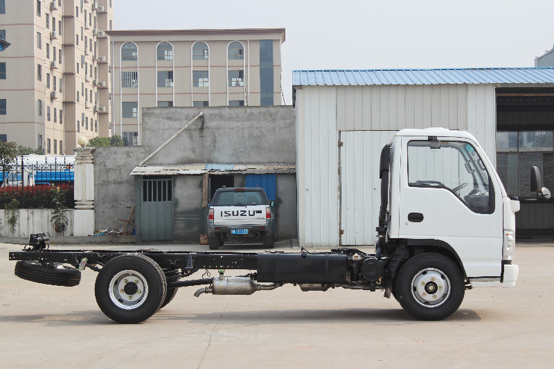 Best sell top quality 2 ton Isuzu truck with powerful diesel engine chassis