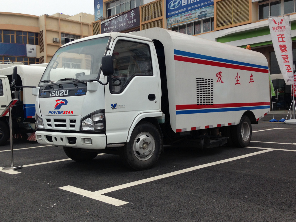 Les clients de Dubaï construire camion de balayeuse de route ISUZU pour voie publique nettoyage à vendre