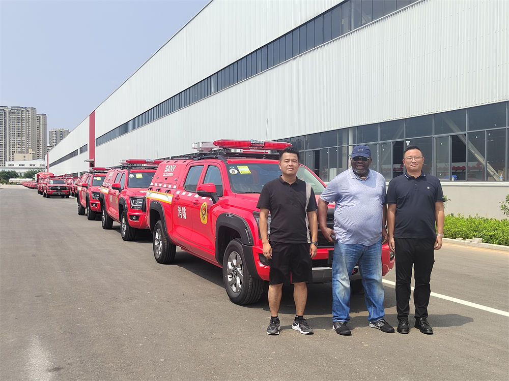 Un client nigérian nous rend visite pour passer une commande d'un camion de lutte contre l'incendie Isuzu