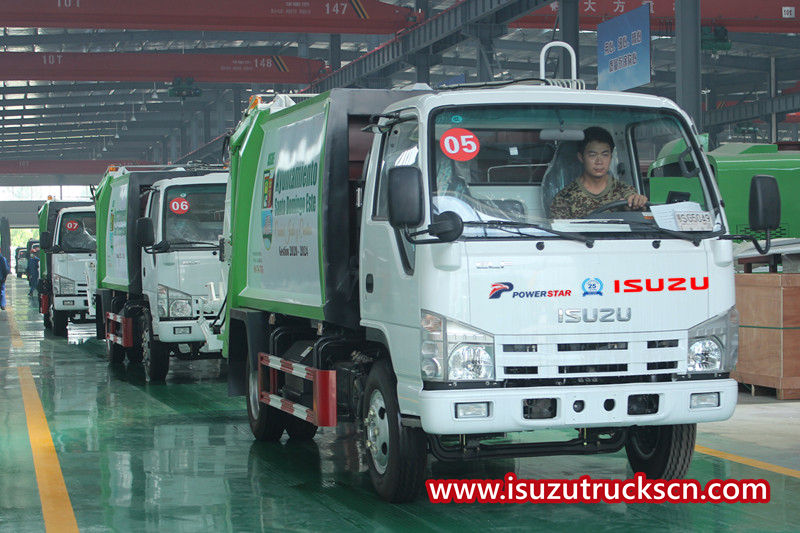 10 unités de camion compacteur à ordures ISUZU 4x2 sont expédiées dans un conteneur de 40 QG
    