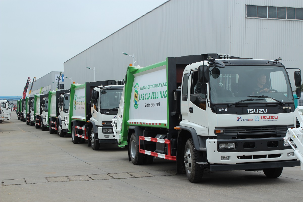 13 unités de camion compacteur de déchets ISUZU FTR 16CBM sont expédiées