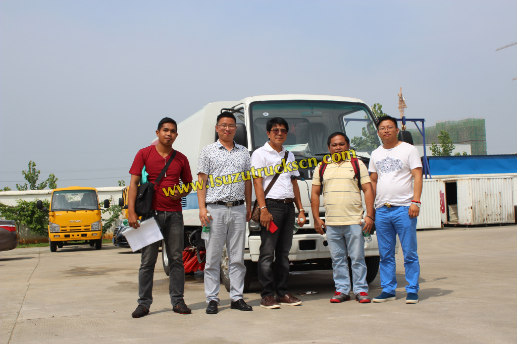 Inspection de Philippines pilote camion de balayeuse de route de Isuzu