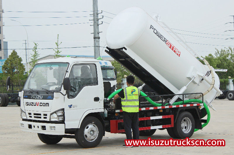 Manuel d'utilisation du camion d'aspiration sous vide Isuzu nouveau camion d'eaux usées Isuzu 6000 litres.
    
