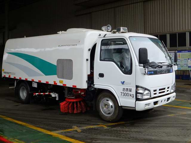 Marque de 7300KG poids total Isuzu assainissement route panoramique camion balayeuse
