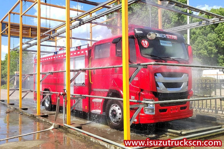 Le moteur d'incendie à mousse/eau ISUZU GIGA a réussi les tests de pluie
    