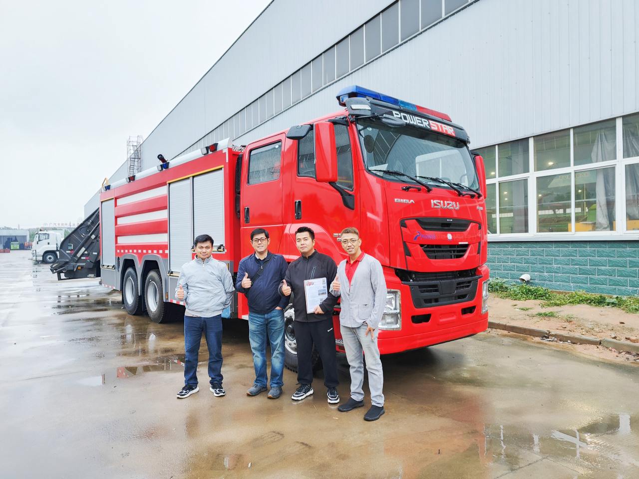 Un client des Philippines nous rend visite pour une formation sur les camions de pompiers Isuzu Giga